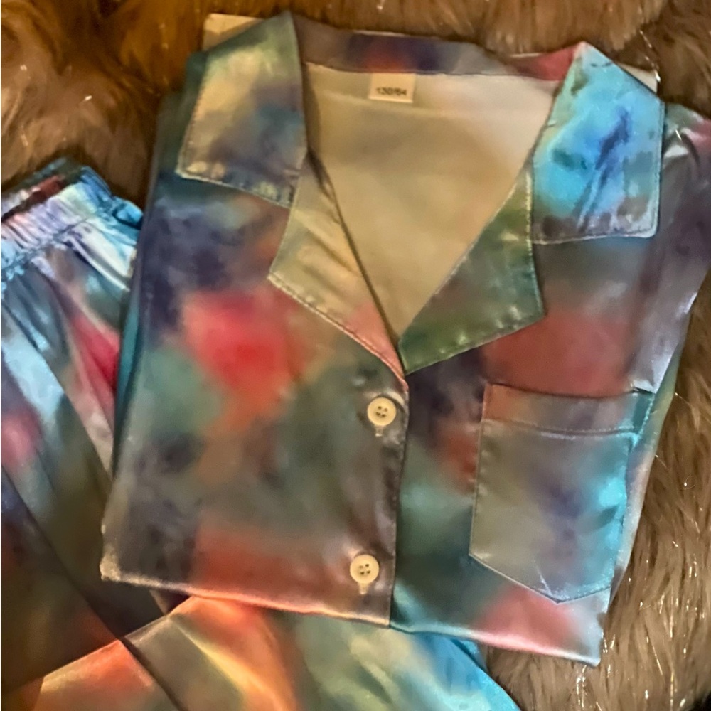 NWT Girls Tie-Dye Short Pajamas. 5-6 years. Silky luxury feel.
